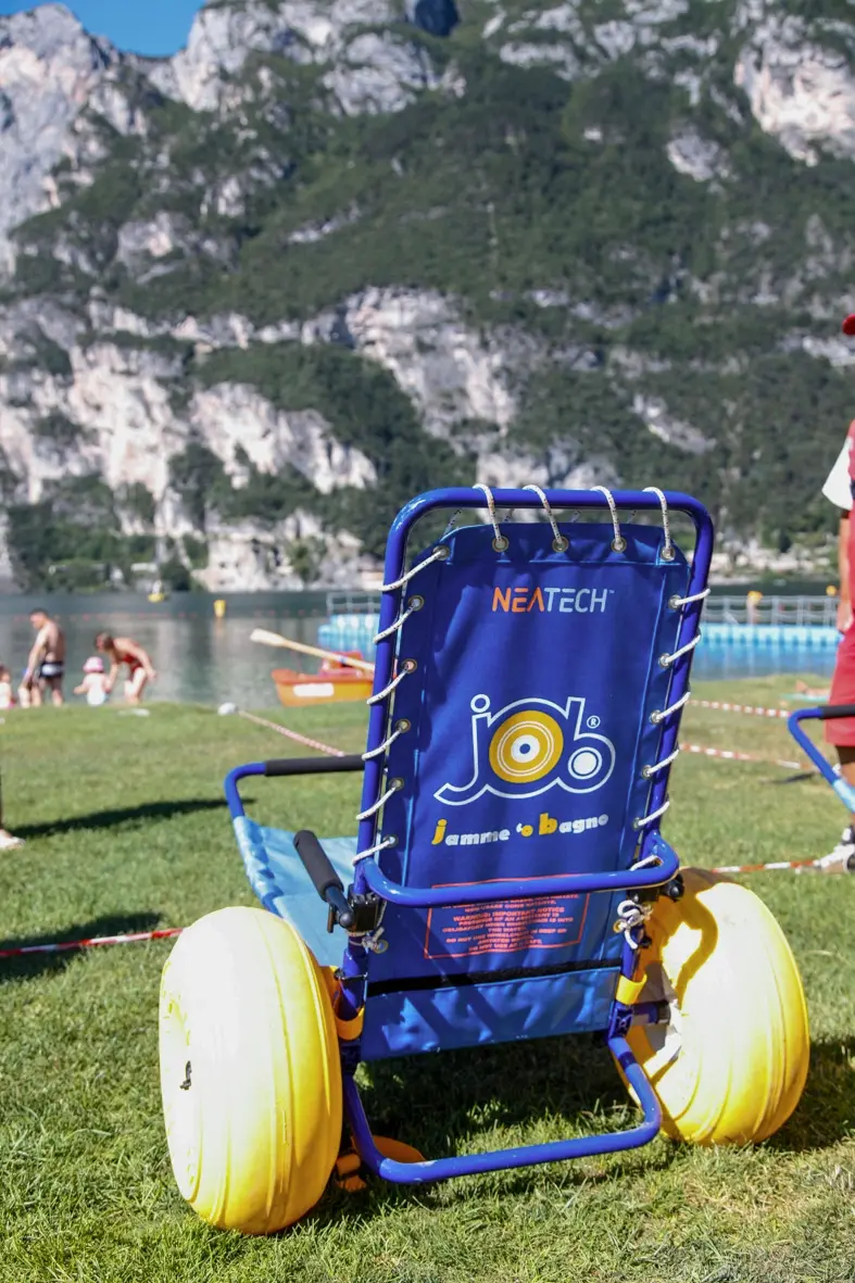 Riva: in spiaggia rubati tre lettini per i disabili