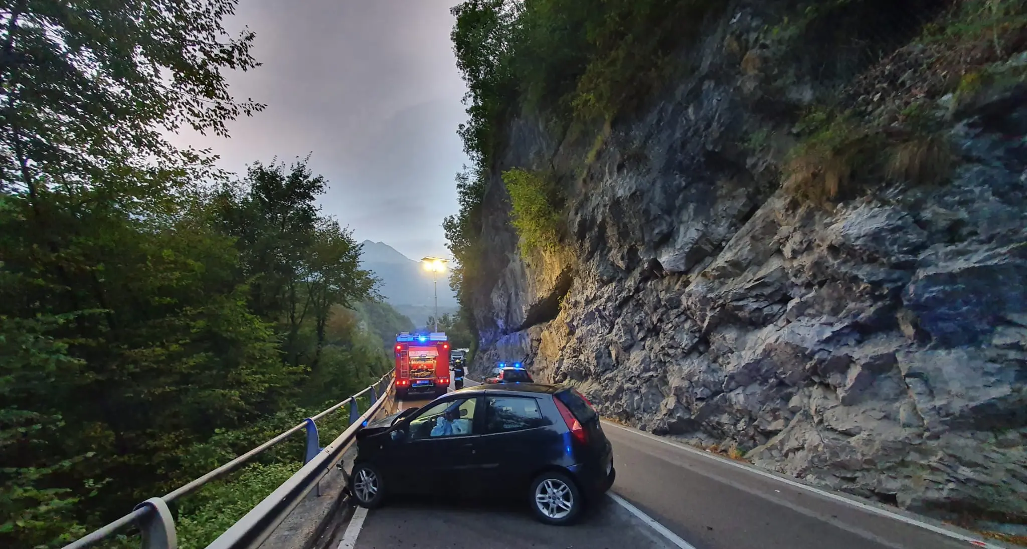 Ponte Arche: ferito un 25enne finito questa mattina con l'auto contro il guard rail