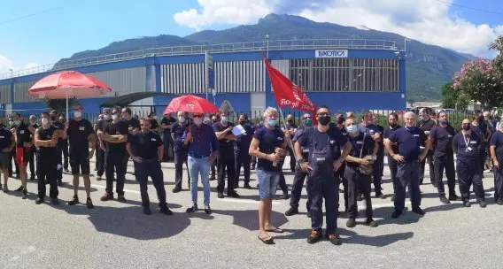 Perché gli operai Sicor scioperano: l'azienda disdice anche il contratto nazionale ed è una vicenda che riguarda tutti noi