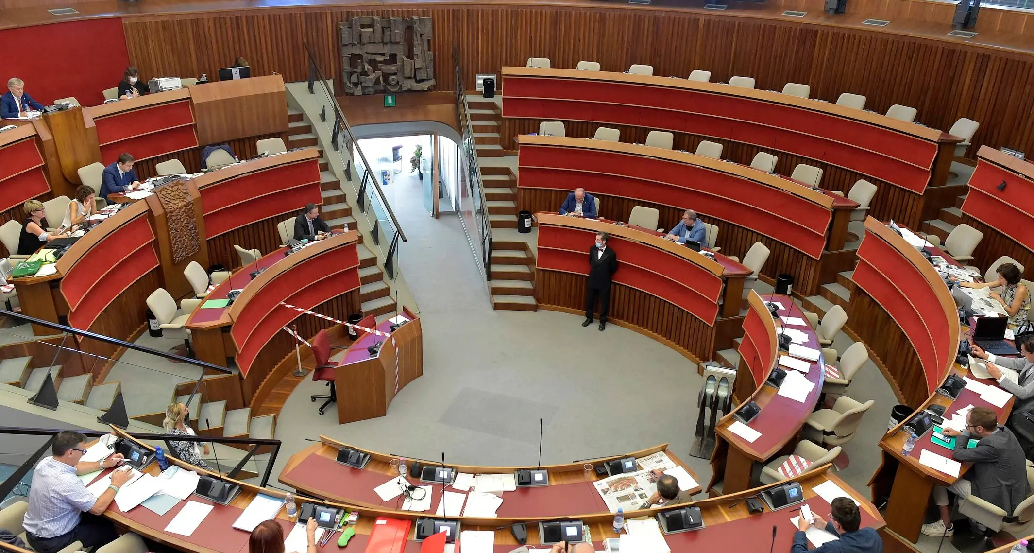 Le minoranze restano fuori dall'Aula l'assestamento viene approvato lo stesso con lo sgarbo della «legge Gilmozzi»