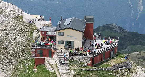 Ferita dalla caduta di un sasso escursionista veneta soccorsa al Fraccaroli sul Carega