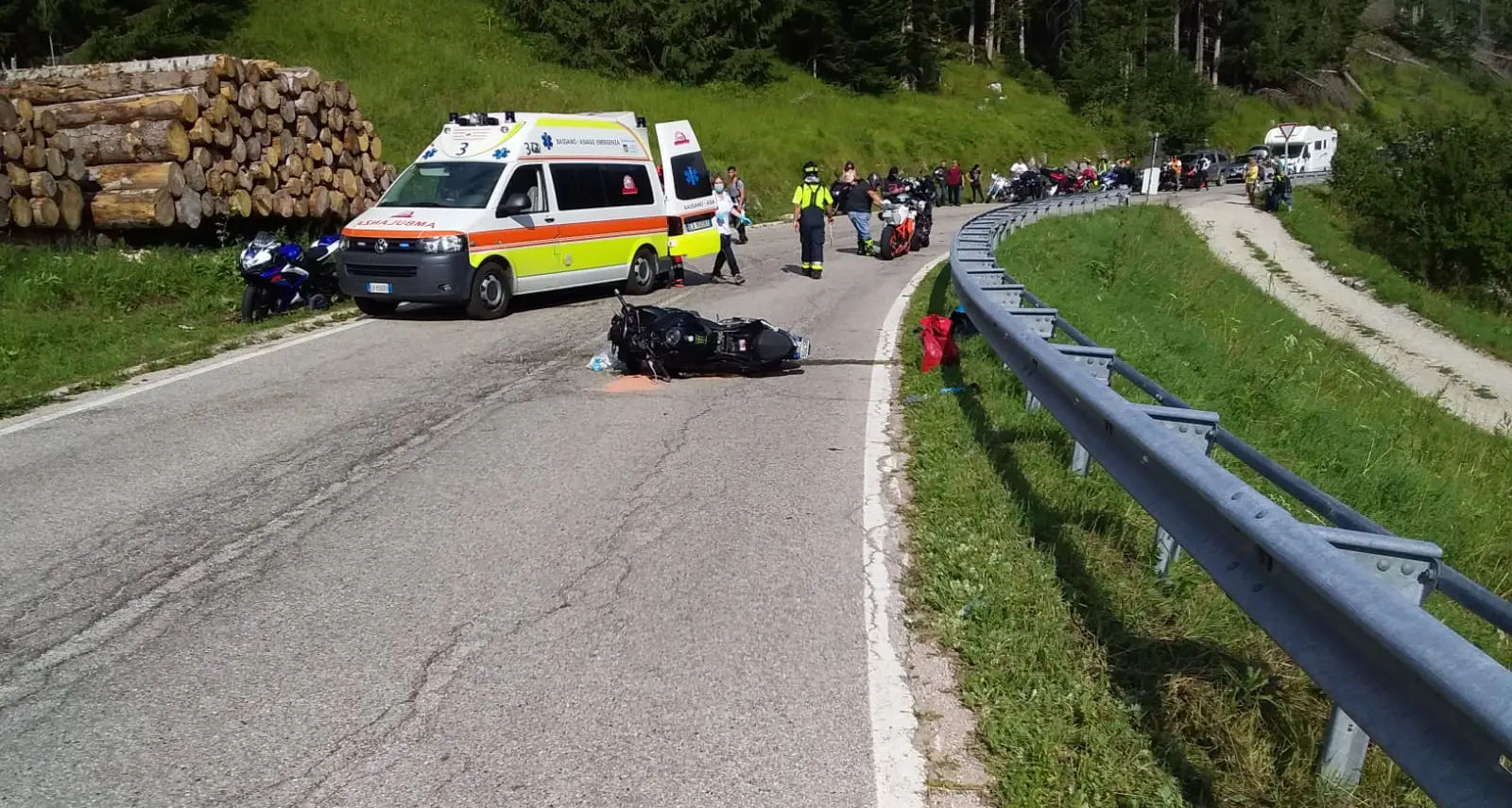 Tremendo frontale fra due moto a passo Vezzena due feriti soccorsi con l'elicottero