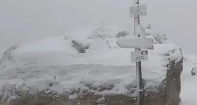 Dal caldo torrido alla neve d'agosto E i rifugi trentini si sono risvegliati sotto una coltre bianca fino a 30 cm