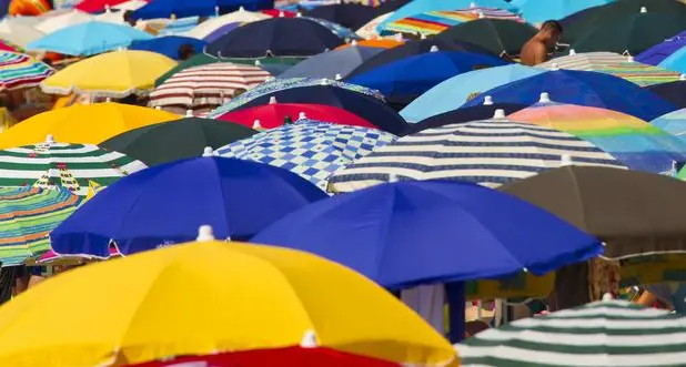 Viene insultato e picchiato in spiaggia perché di colore: aveva appena posato il telo
