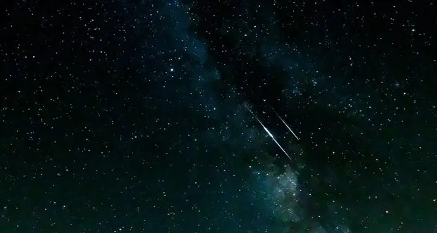 Giganti e stelle cadenti nel cielo di agosto