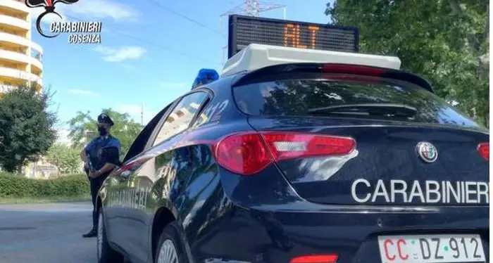 Branco di giovani umilia disabile e gli incendia la casa