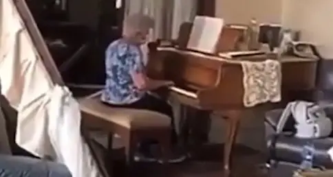 La nonna suona il piano nella casa devastata a Beirut e commuove il mondo - Video