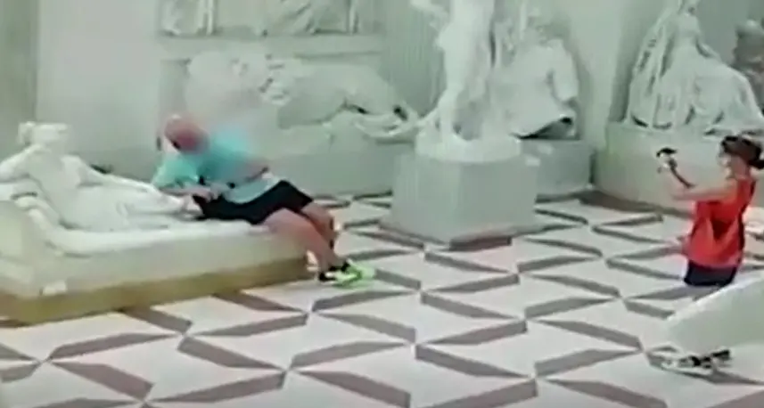 Ecco il video del turista austriaco che danneggia la statua di Canova per farsi un selfie