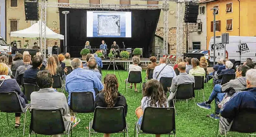 Pénede, ecco come valorizzare castello e sito archeologico Una folla ascolta Marzatico