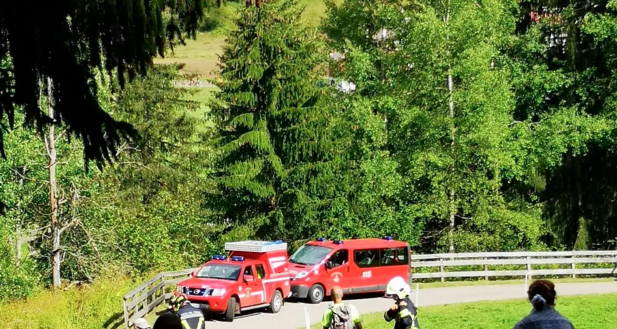 Moena: paura per una 14enne caduta in bici ha picchiato la testa portata al S. Chiara in elicottero
