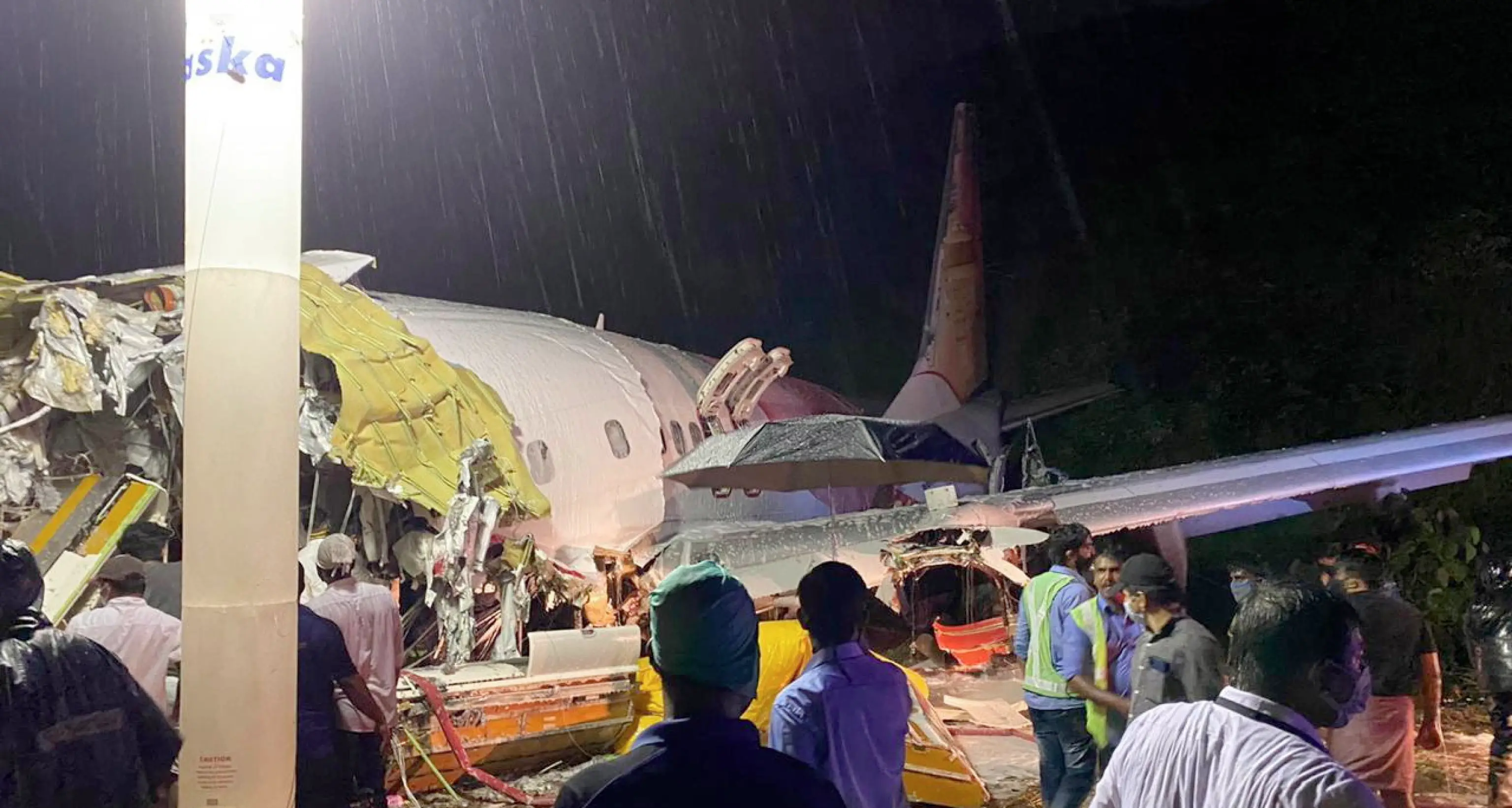 India: aereo si spezza in due nell'atterraggio causa maltempo almeno 20 morti e molti feriti