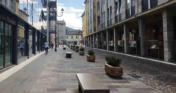 Domani una domenica con porte aperte per molti negozi, prima della zona rossa