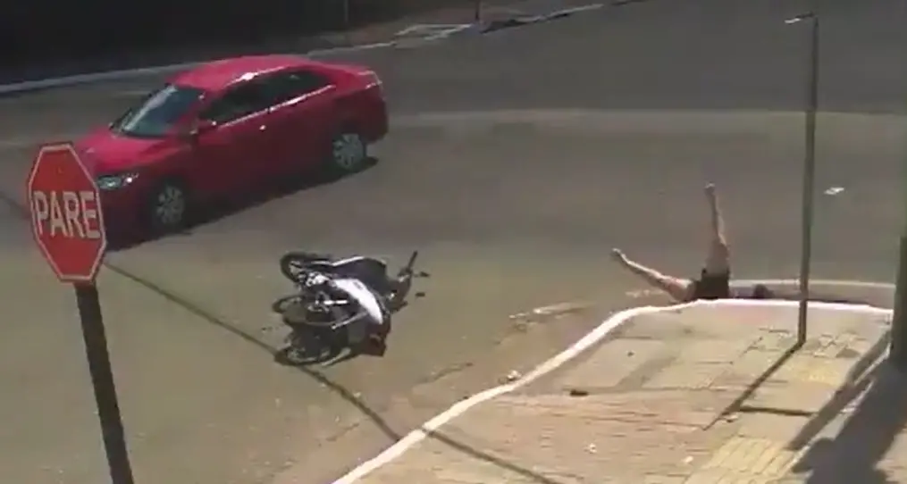 Si schianta in moto contro auto e finisce direttamente nel tombino scoperchiato