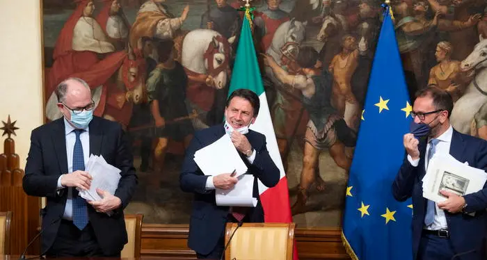 Avviso di garanzia a Conte e a 6 ministri per la gestione dell'emergenza Covid