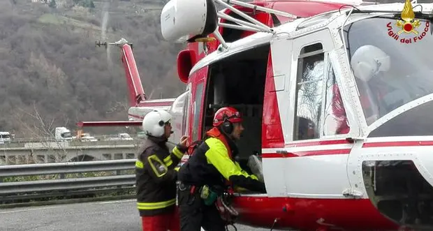 Auto travolta da una frana: 3 morti tra cui una bimba Gravissimo bambino di 5 anni