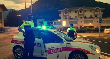 Nel bar di Tione clienti senza mascherina, e il titolare balla con gli avventori sulla pedana: multa e chiusura