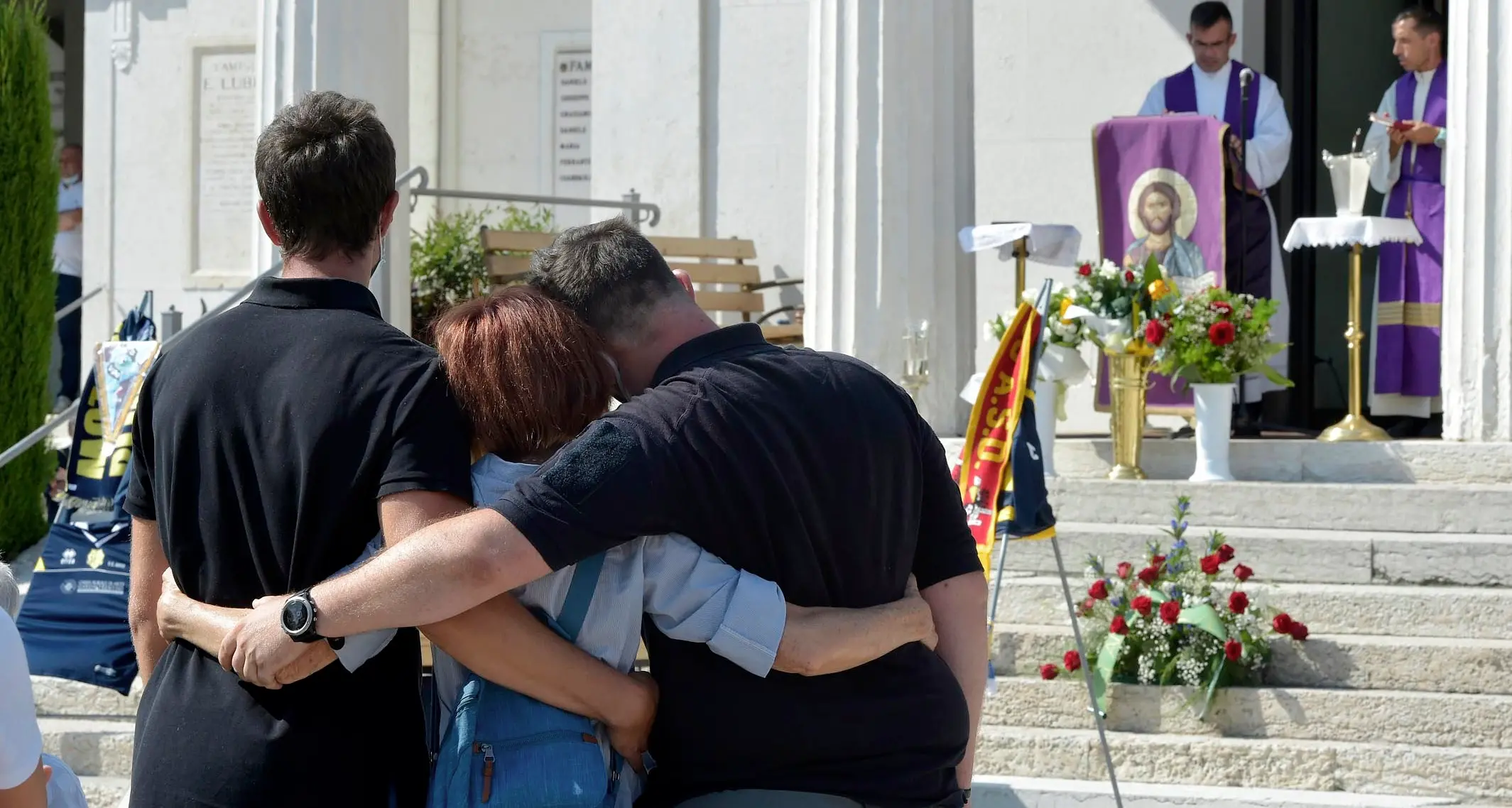 Affetto, bandiere e i ricordi per l'addio a Gunther Mair
