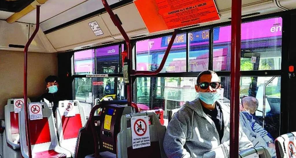 Fase 3, aumentano i posti disponibili su bus e treni Nuovi controlli dei biglietti