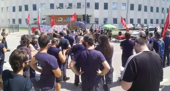 Gli operai si autotassano per aiutare i colleghi di Sicor