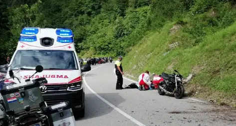 Ennesimo schianto all'Ampola: curva troppo veloce, motociclista all'ospedale