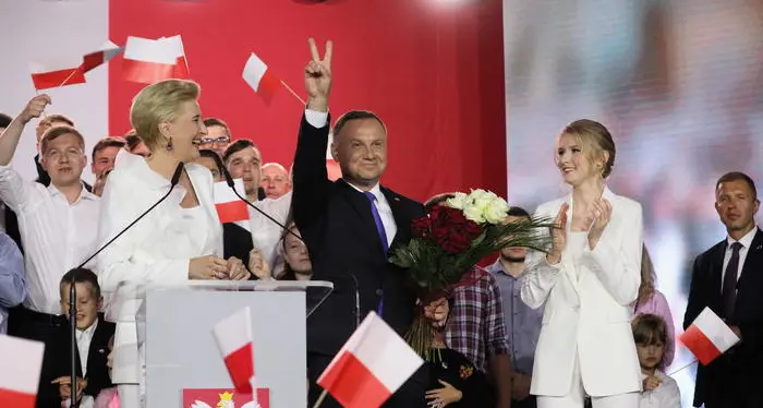 La Polonia non cambia: dopo un testa a testa vince il populista Duda
