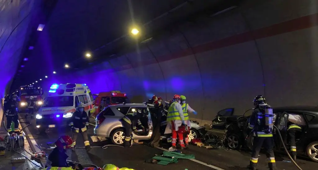 Frontale in galleria a Ziano: 5 feriti, un 11enne è grave