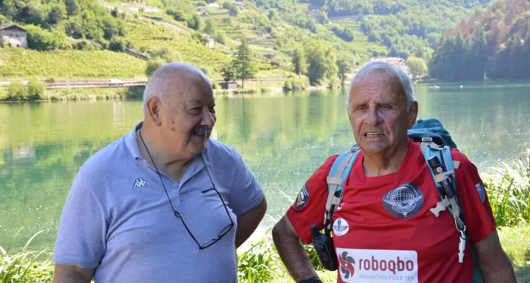 La storia del signor Belliére che a 87 anni sta camminando intorno a tutti i laghi italiani