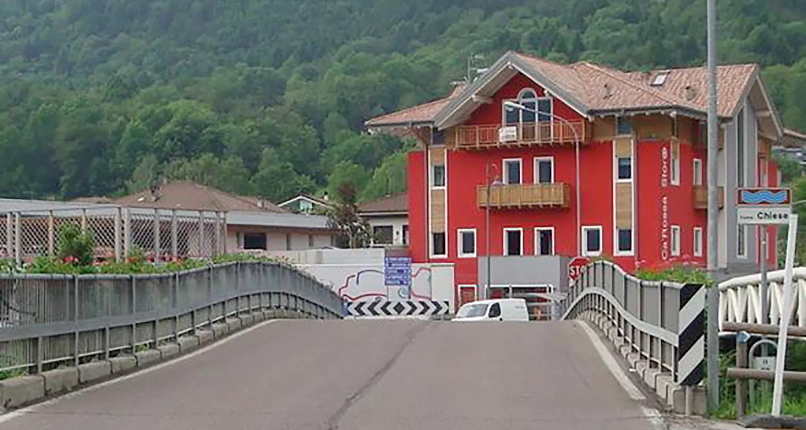 Lavori per i tubi del gas a Storo due settimane di problemi alla viabilità