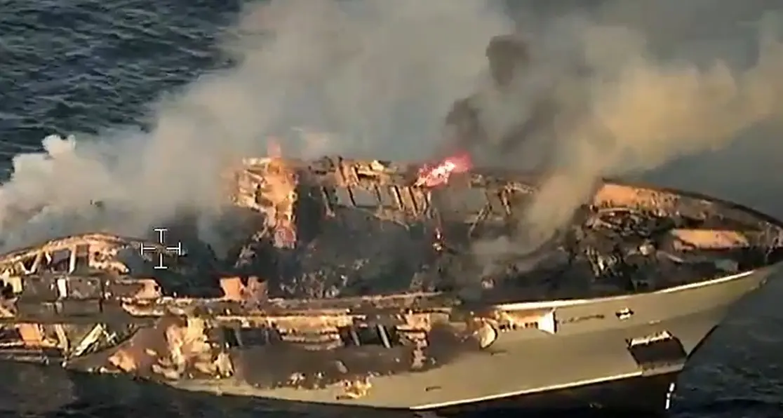 Yacht divorato dalle fiamme Sardegna, 17 persone in salvo Il video dei soccorsi