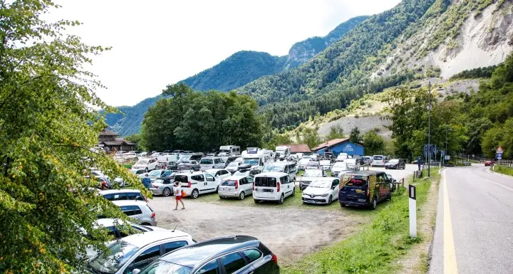 Il lago di Tenno è bellissimo: dopo lo spot, preso d'assalto dai turisti che ne mettono a rischio l'ambiente