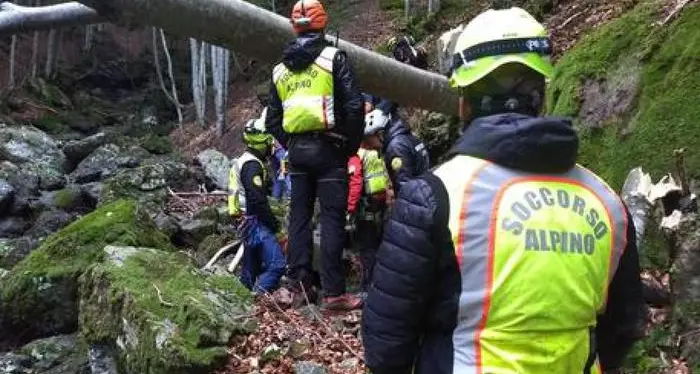 Fungaiolo scivola e precipita in mezzo agli schianti al Redebus lungo e complesso salvataggio