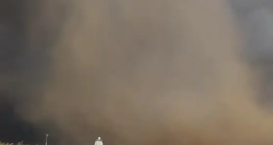Tromba d'aria in spiaggia Panico in Puglia: 5 feriti Ecco il video del tornado