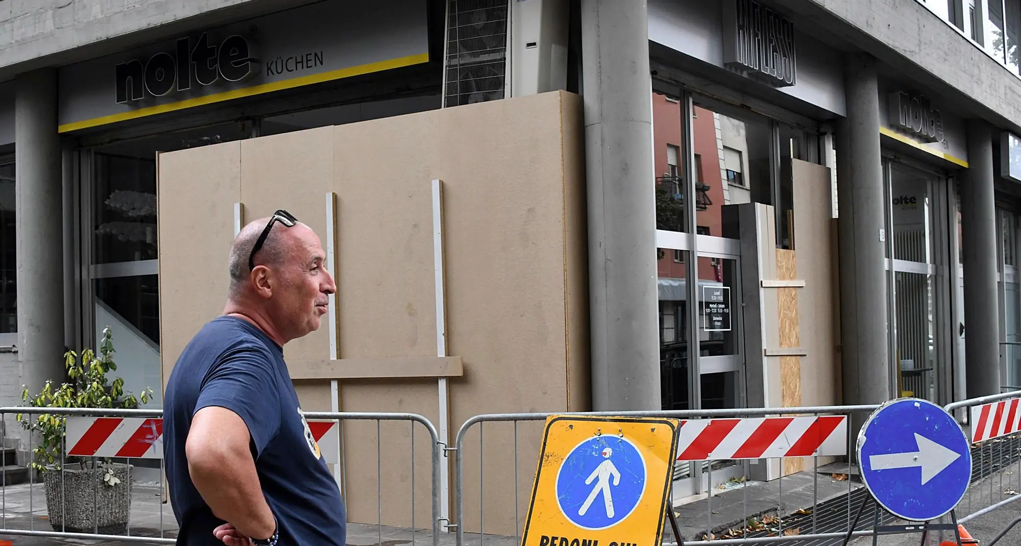 Auto speronata in via Brennero abbatte la vetrina di un negozio ed entra dentro l'esposizione