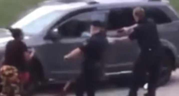 Usa, nuovo video shock: agente spara a un afroamericano disarmato 7 colpi alla schiena