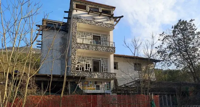 Addio all'ex Aragno: abbattuto il rudere abbandonato da anni