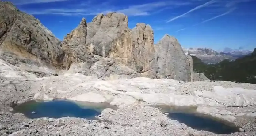 Marmolada, il ghiacciaio agonizzante Analisi Legambiente: è destinato a scomparire entro trent'anni