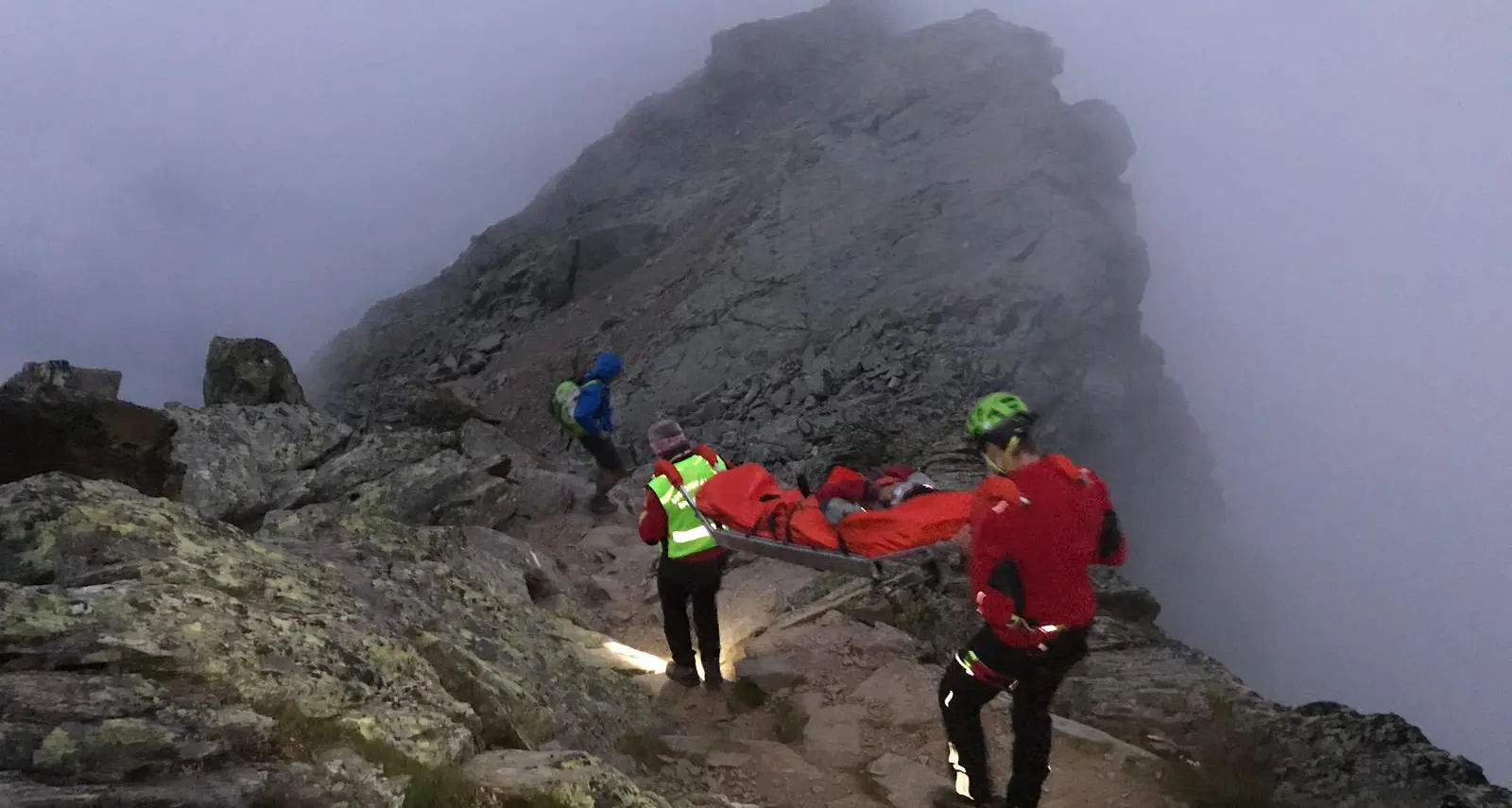 Turista infortunata sul Vioz raggiunta dal Soccorso Alpino portata in barella fino a Pejo