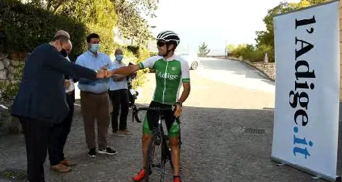 Michele Grieco accolto all'Adige dopo il giro in bici del Trentino
