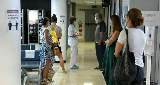 Screening covid per il personale scolastico In tre giorni esauriti i posti disponibili L'Apss amplia il servizio nei punti di prelievo