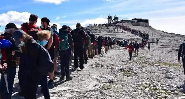 Il turismo di massa in alta quota la dura accusa di Mauro Corona «Mai vista tanta maleducazione»