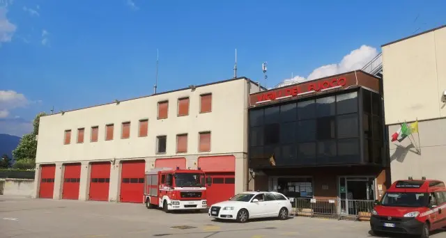 Caserma inagibile, i pompieri sono accampati nel piazzale, Valduga chiama Fugatti