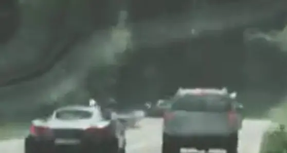 Passo Mendola, con la McLaren sorpassa la coda Ma dietro la curva trova i carabinieri - Video
