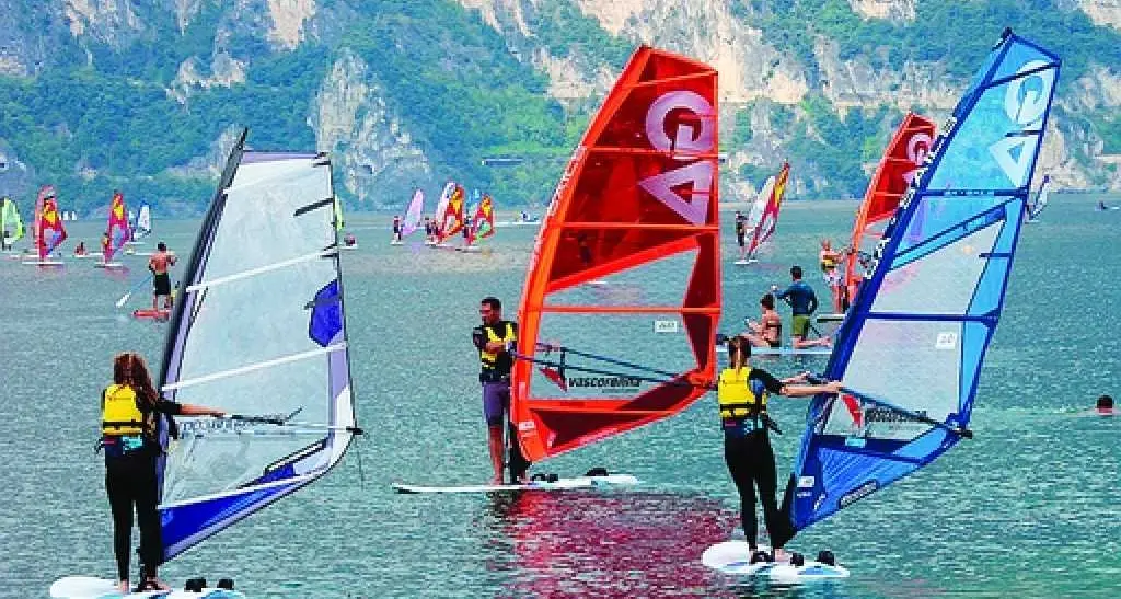 Garda, il surf torna alla grande Sul lago a Torbole quasi tutti italiani