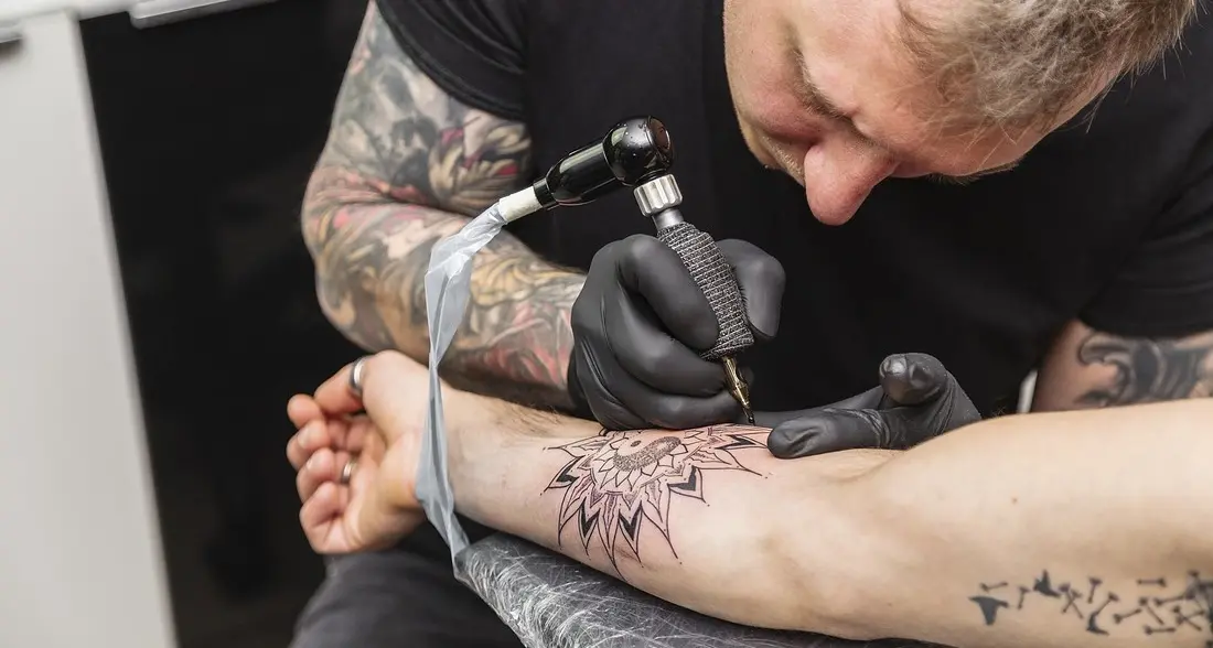 I lavori dei più giovani: più tatuatori e dog-sitter (ma servirebbero meccanici)