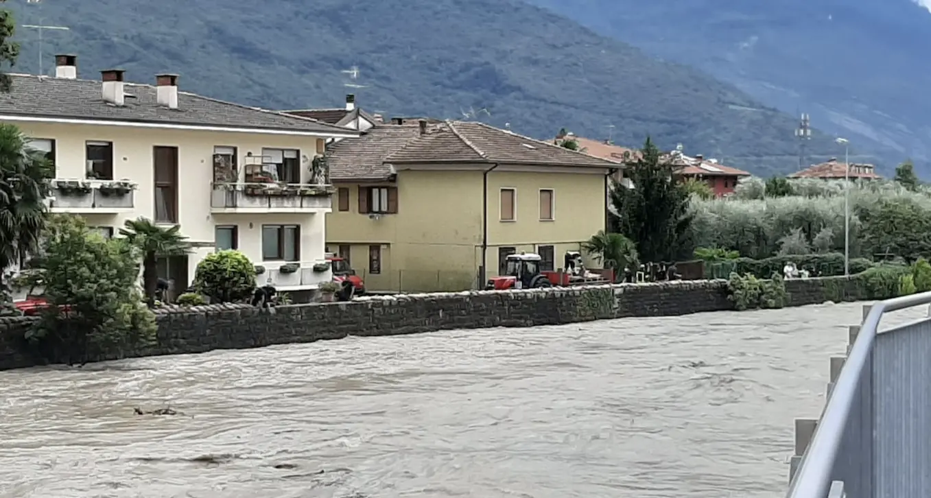 Il Sarca a livello di guardia i Vigili del Fuoco di Riva posano le reti di contenimento