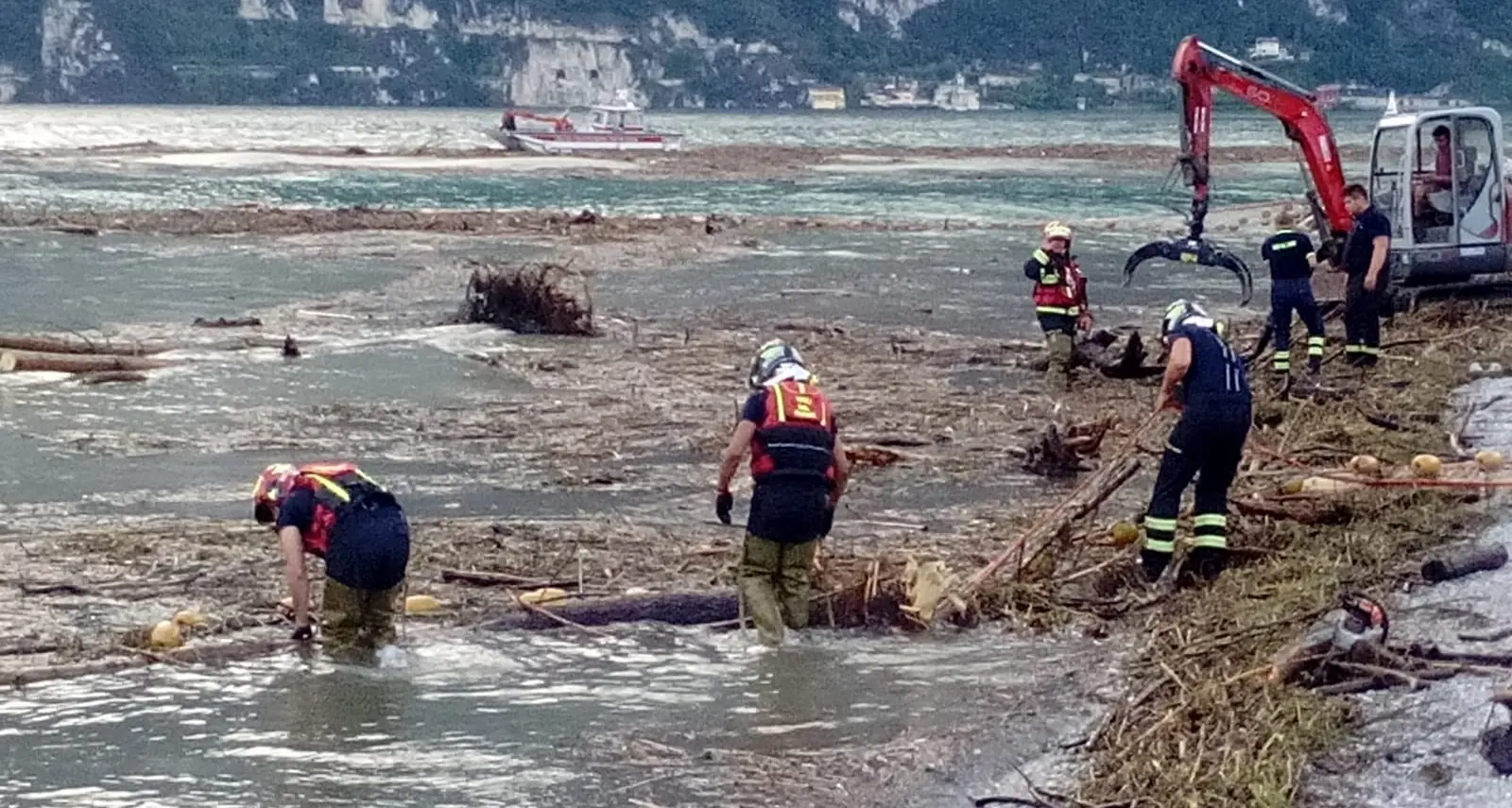 Disastroalla foce del Sarca «più tronchi della tempesta Vaia» Appello del sindaco: «State lontani» - FOTO E VIDEO