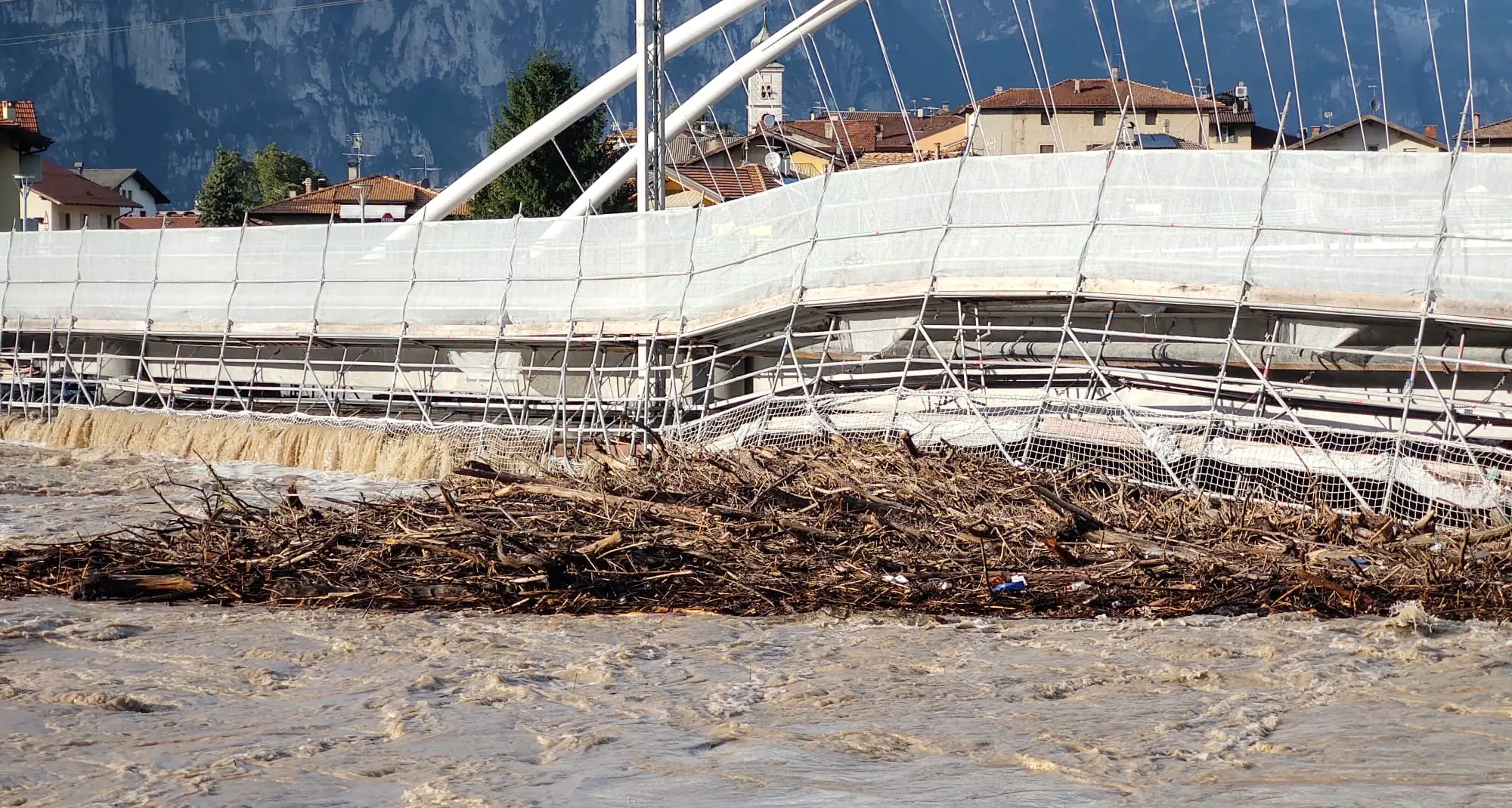 Adige in piena, l'onda raggiunge San Michele collassato il ponteggio della Trento-Malé sotto la spinta di acqua e detriti - FOTO E VIDEO