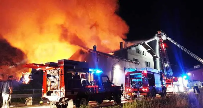 Furioso rogo in un maso a San Lugano: in azione anche i pompieri di Fiemme