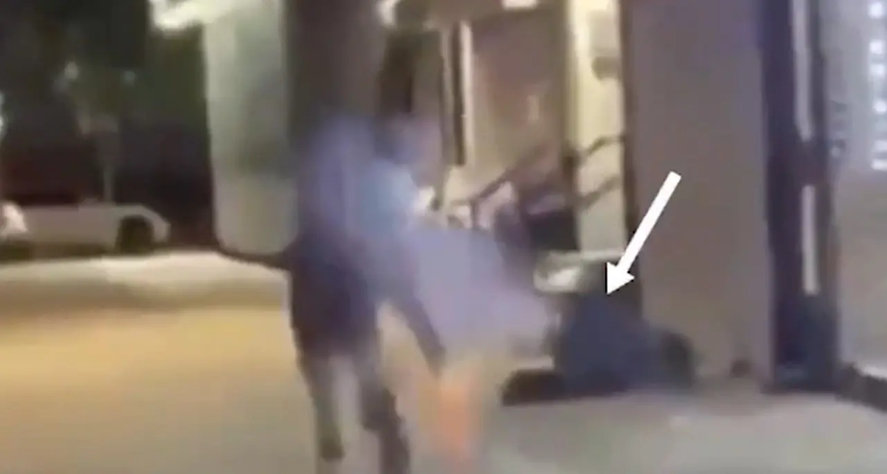 Tirano un grosso petardo contro un senzatetto che dorme