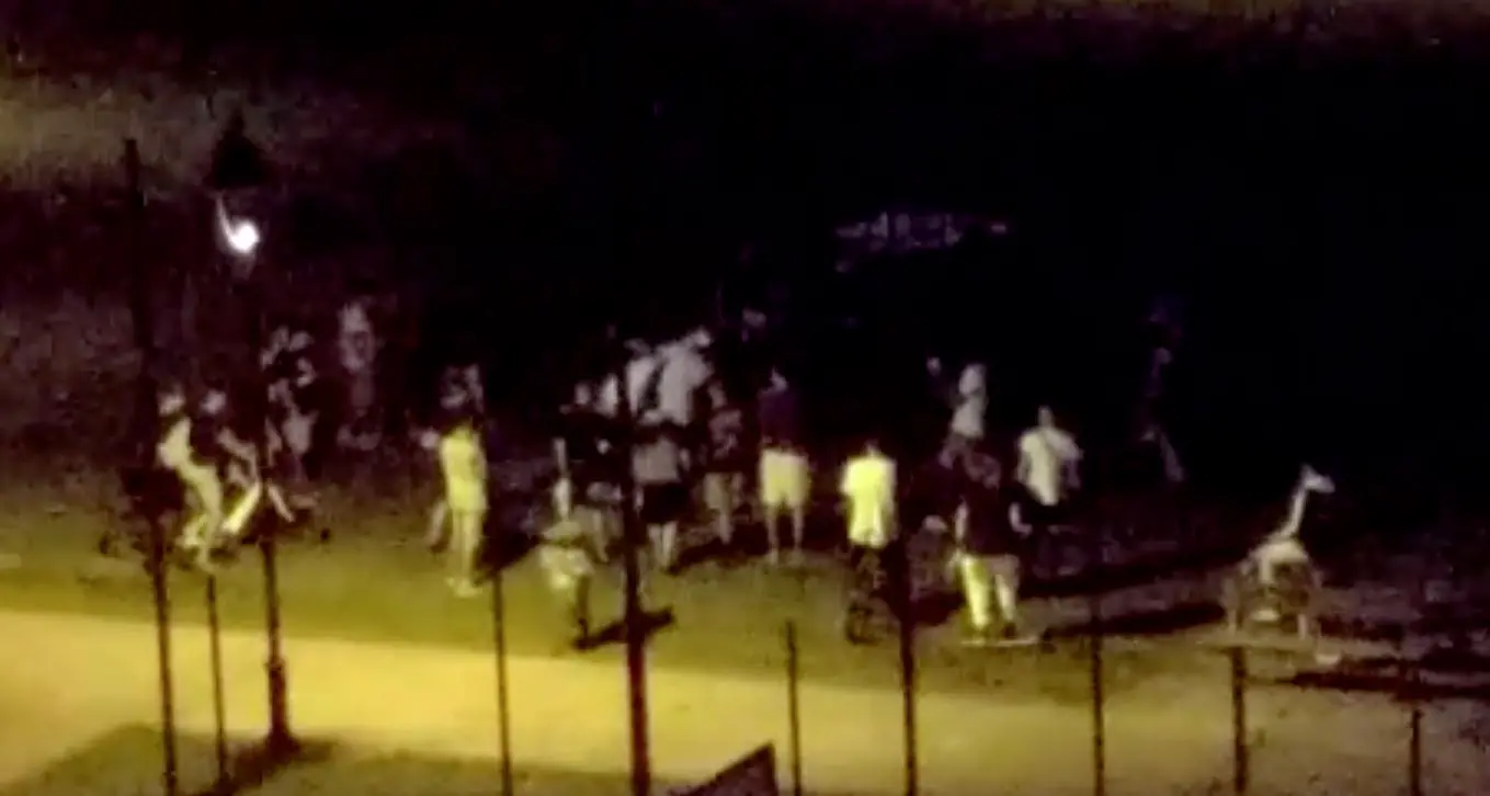 Il Parco Giarete trasformato in ring per incontri di boxe da una ventina di ragazzi